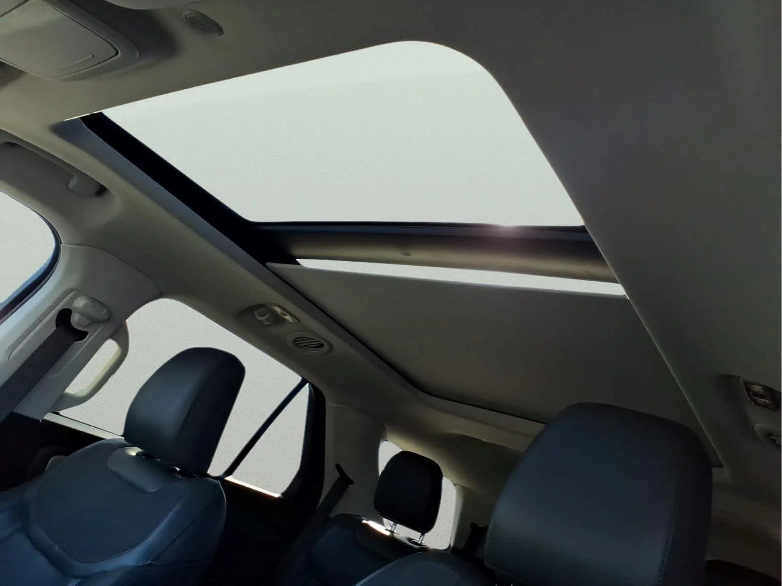 Used 2025 Vapor Blue Ford Active image 17