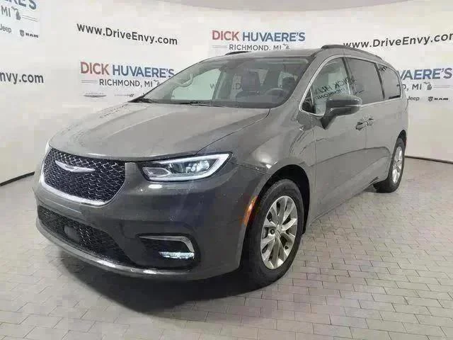 2022 Chrysler Pacifica Touring L's photo