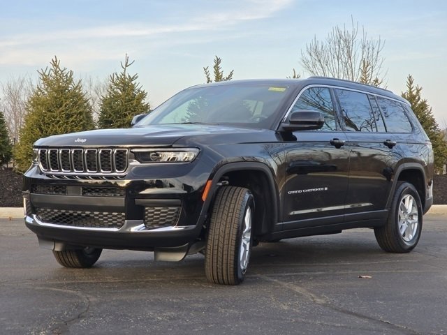 New 2026 Diamond Black Crystal Pearl-Coat Exterior Paint Jeep Laredo image 25
