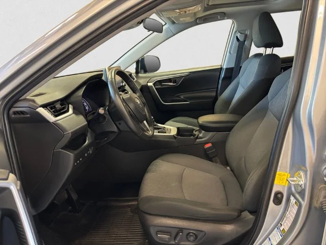Used 2020 Silver Toyota XLE image 10