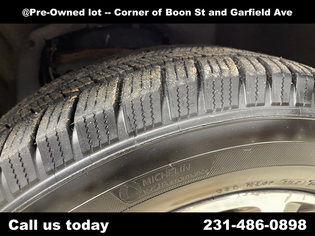Used 2015 Black Lincoln Base image 12