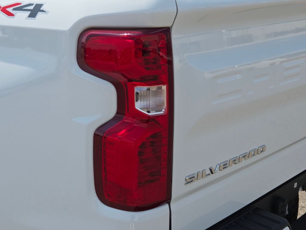 Used 2025 White Chevrolet Custom image 16