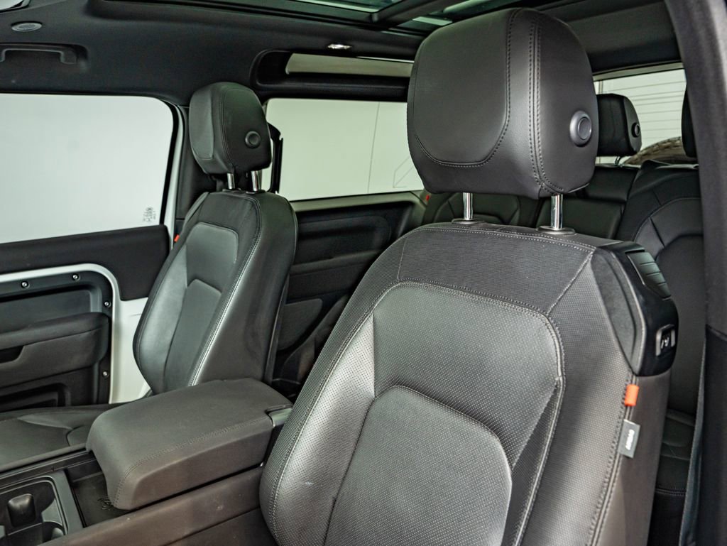 Used 2023 Fuji White Land Rover X-Dynamic SE image 34