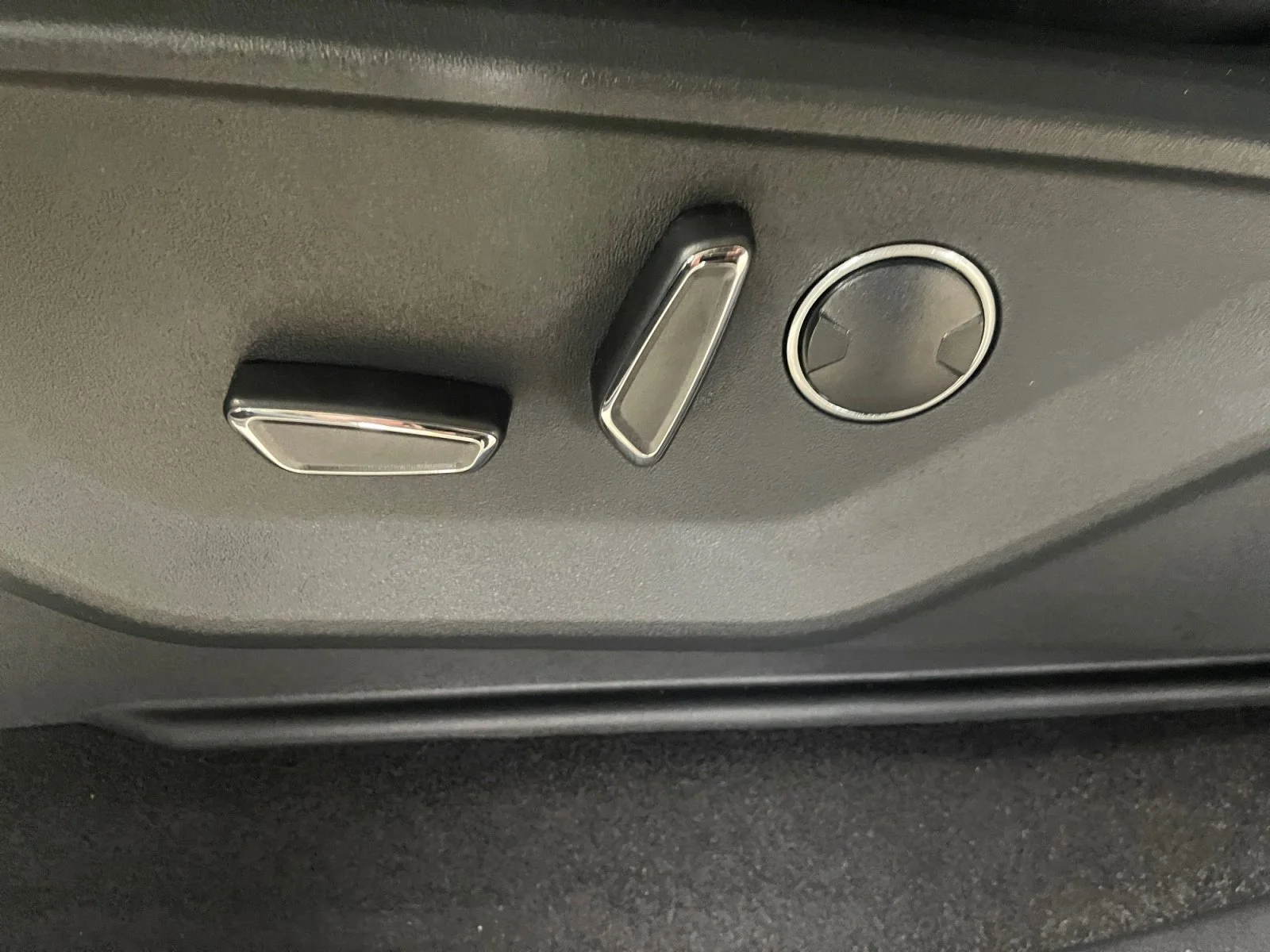 New 2026 Iconic Silver Metallic Ford Lariat image 18