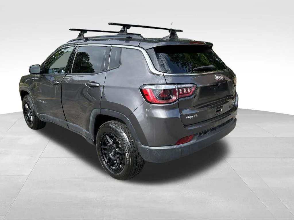 Used 2022 Gray Jeep Latitude image 3
