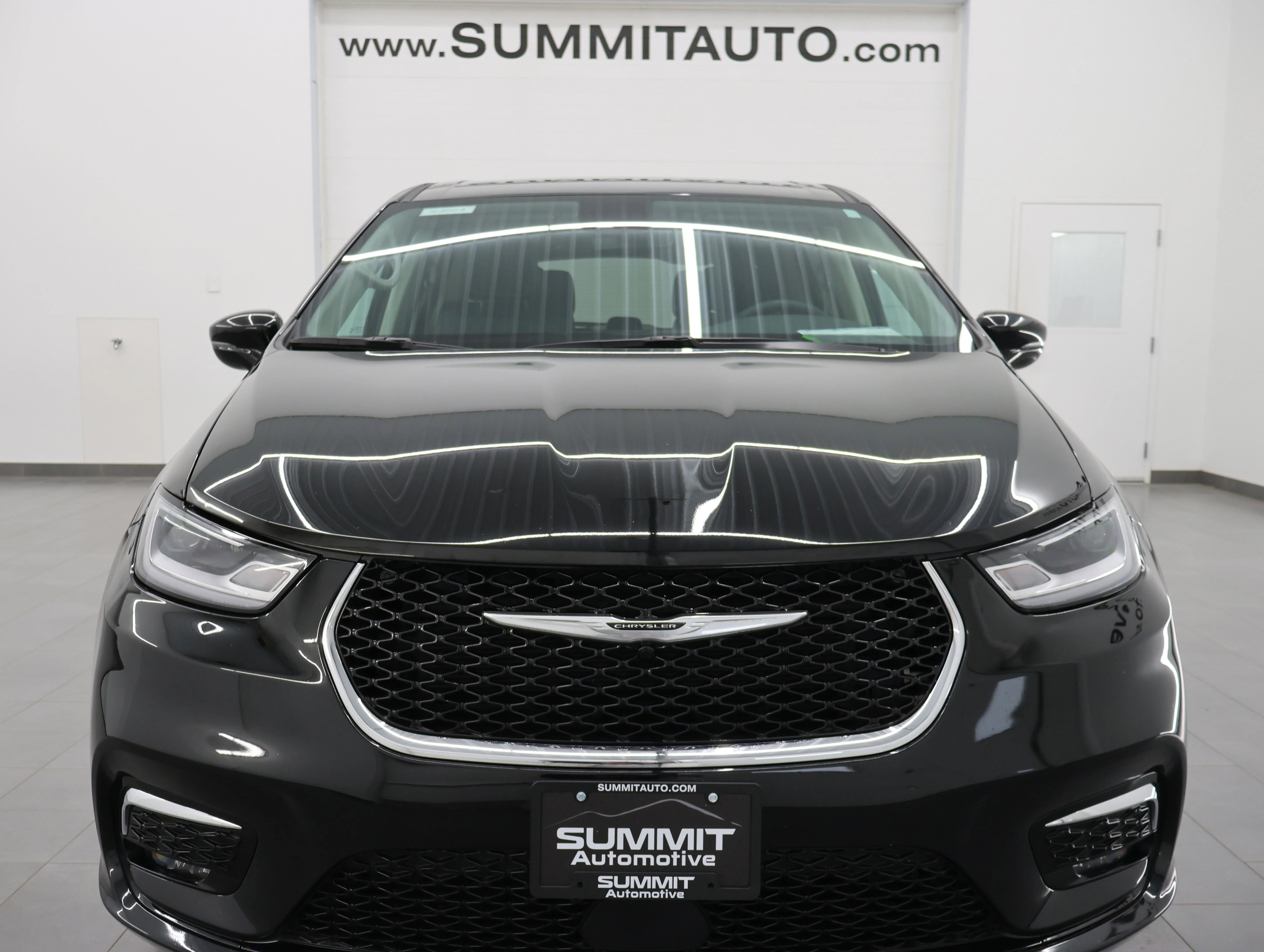 Used 2024 Diamond Black Crystal Pearlcoat Chrysler Touring L image 21