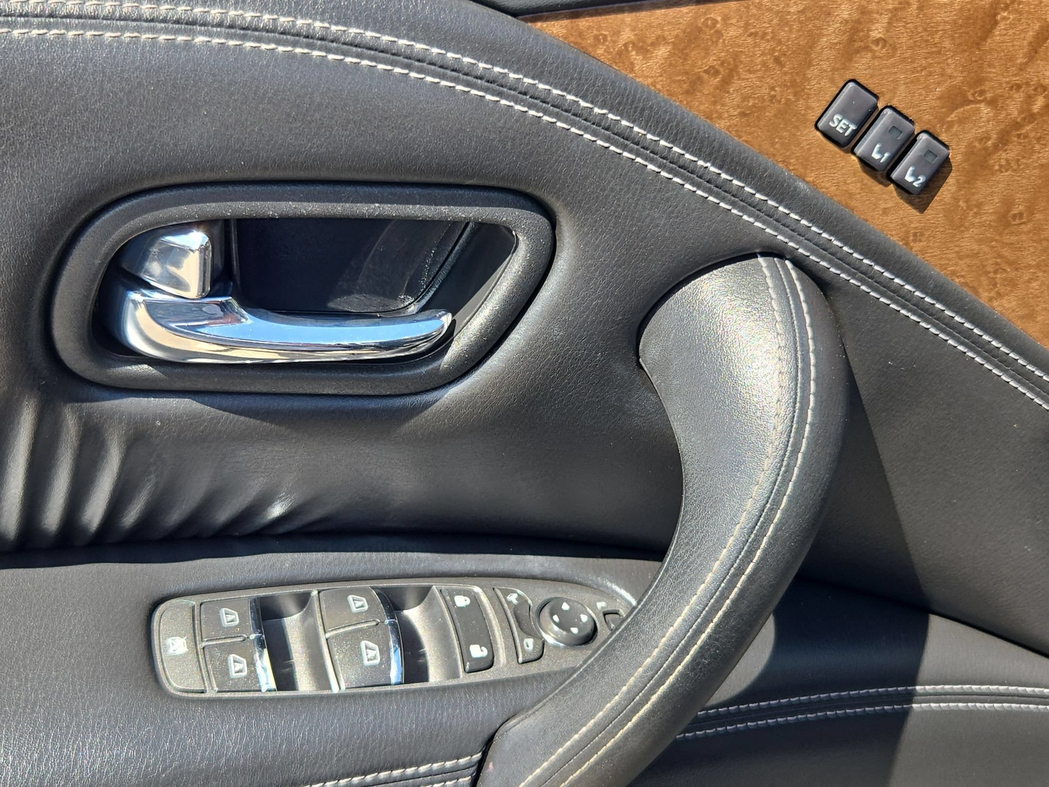 Used 2017 Black Obsidian INFINITI Base image 13