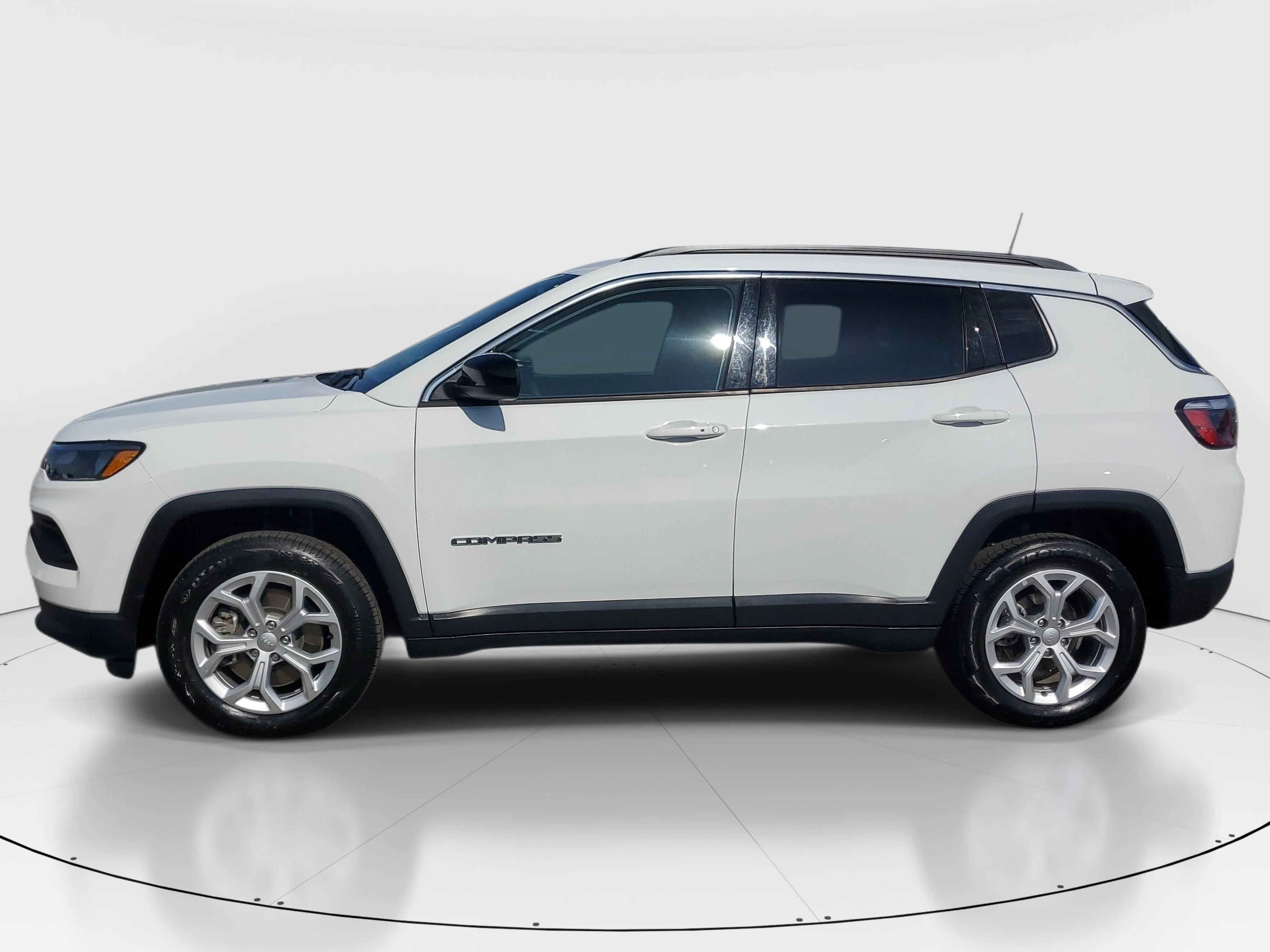 Used 2024 White Jeep Latitude image 2