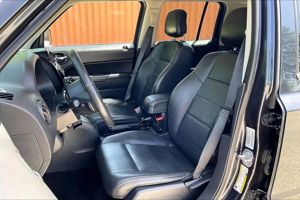 Used 2015 Gray Jeep Latitude image 19