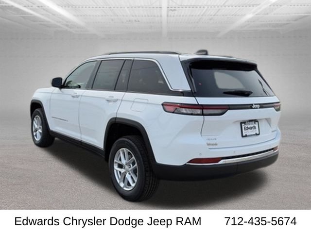 New 2026 Bright White Clear-Coat Exterior Paint Jeep Laredo X image 6