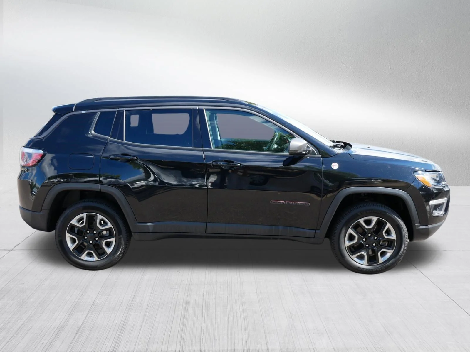 Used 2018 Diamond Black Crystal Pearlcoat Jeep Trailhawk image 8