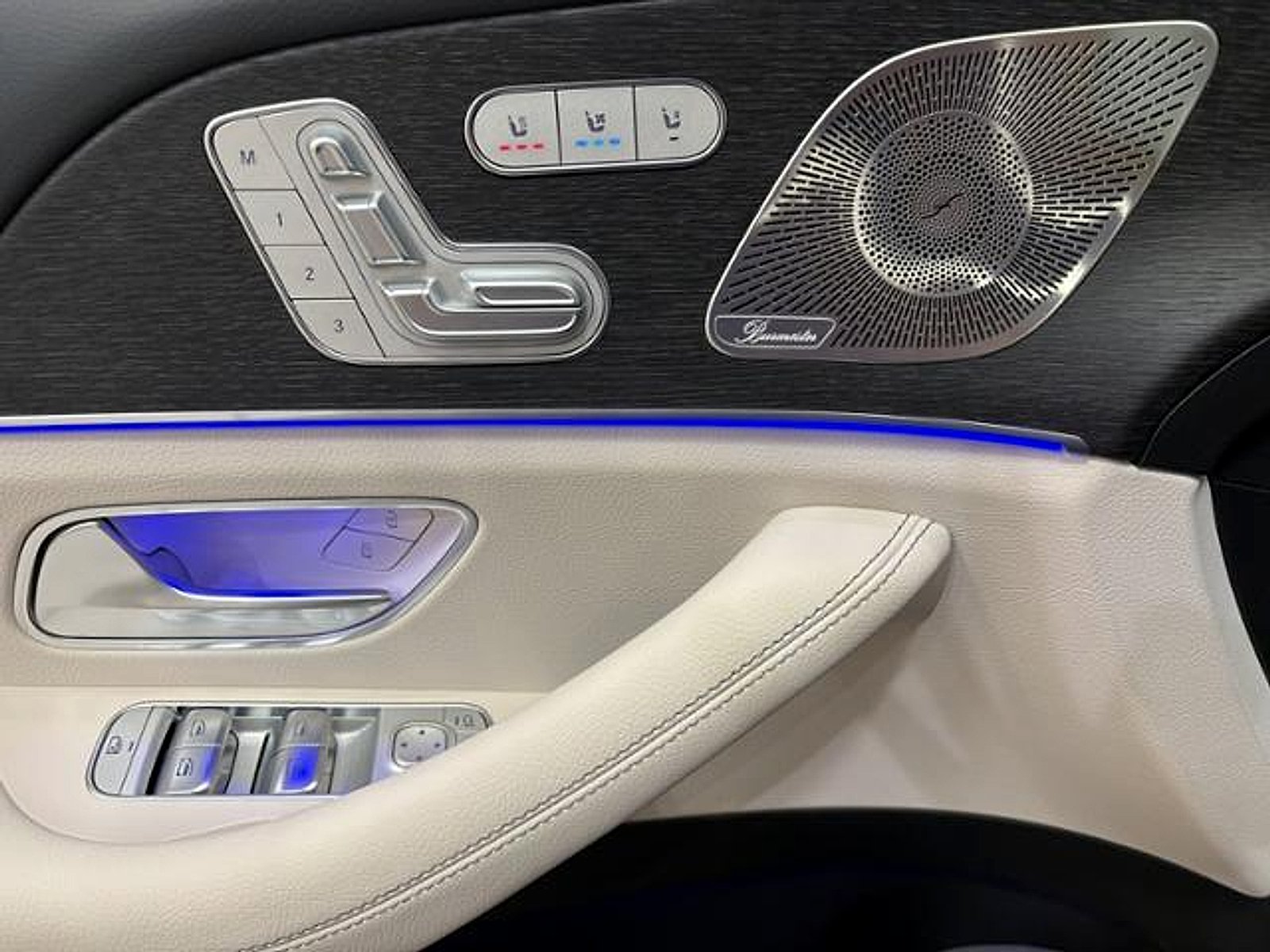 New 2026 MANUFAKTUR Moonlight White Metallic Mercedes-Benz  image 11