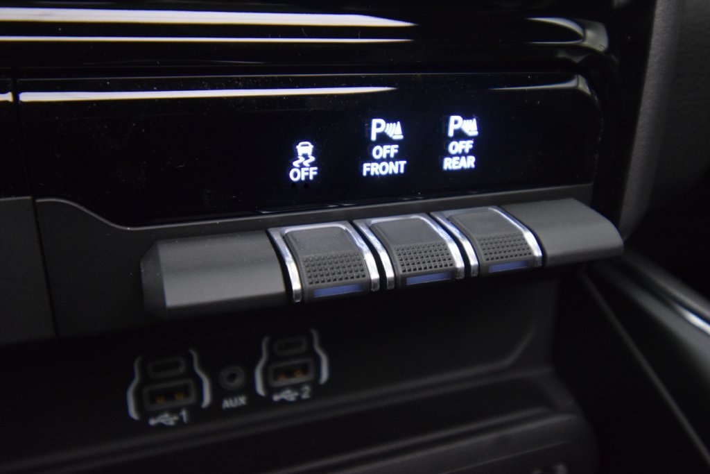 New 2027 Diamond Black Crystal Pearl-Coat Exterior Paint RAM Laramie image 26
