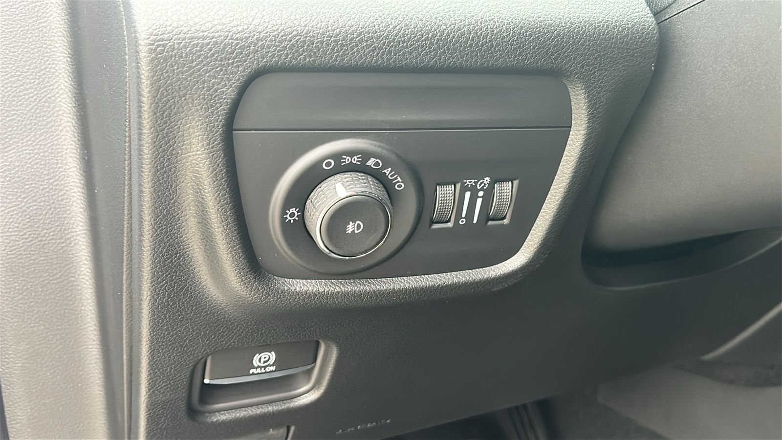 New 2026 Bright White Clear-Coat Exterior Paint Jeep  image 23