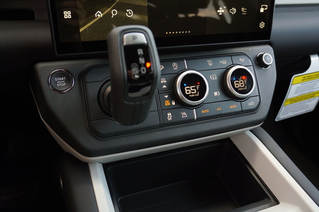 New 2026 Santorini Black Land Rover S image 25