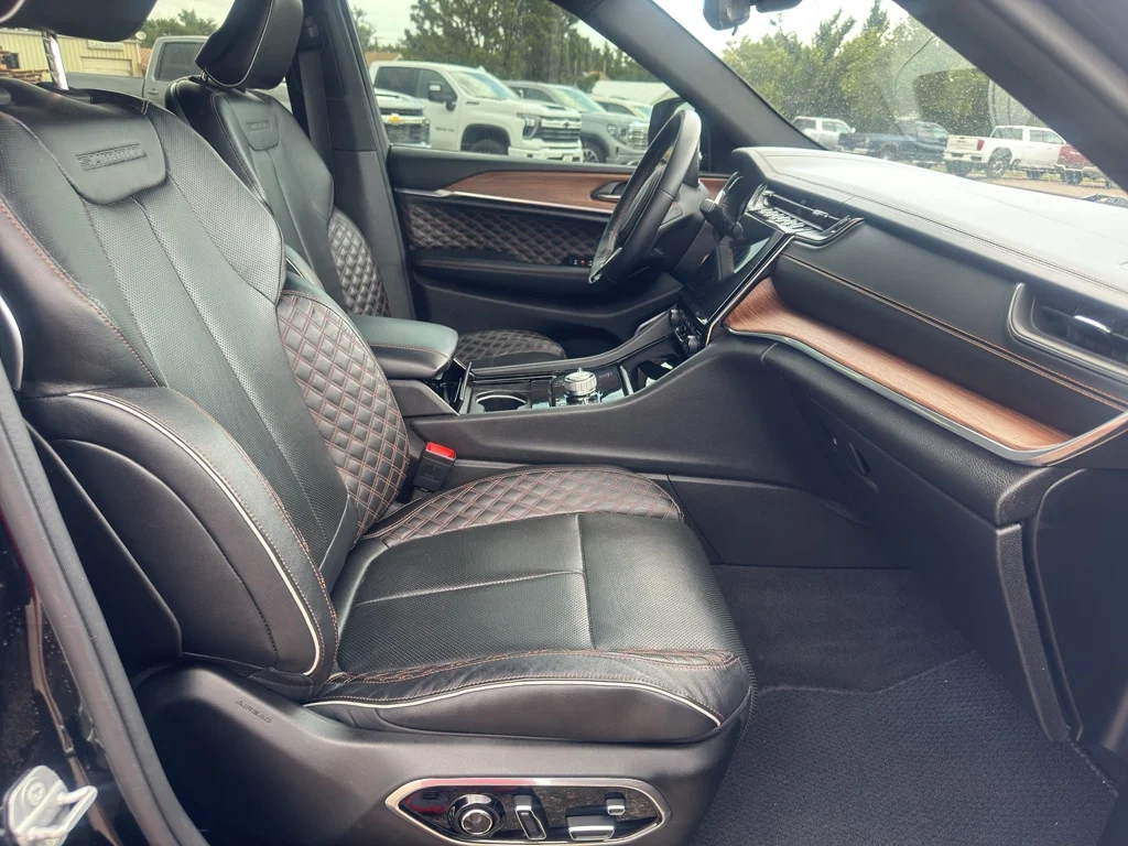 Used 2022 Diamond Black Crystal Pearlcoat Jeep Summit image 15