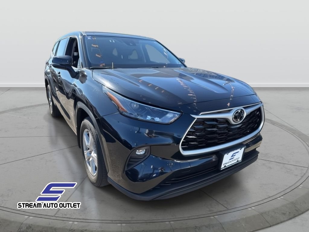 2023 Toyota Highlander LE photo 2