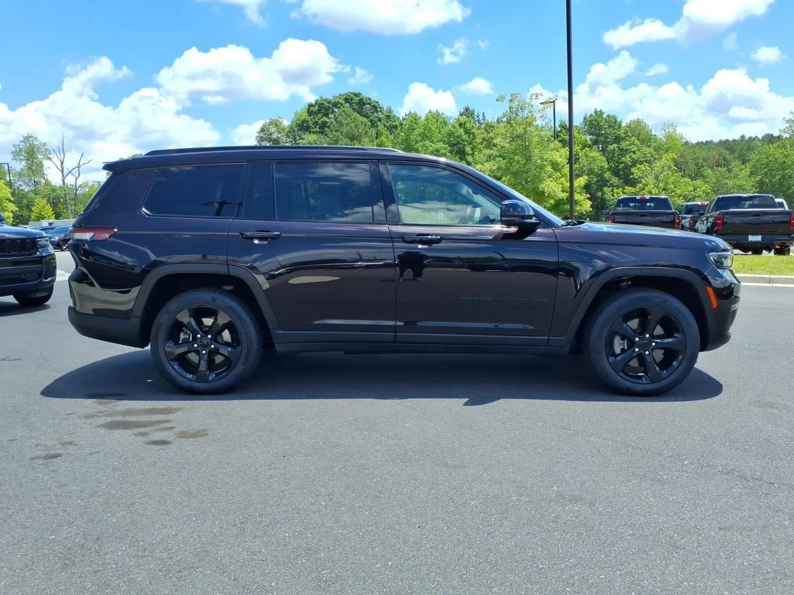 Used 2022 Ember Pearlcoat Jeep Limited image 12
