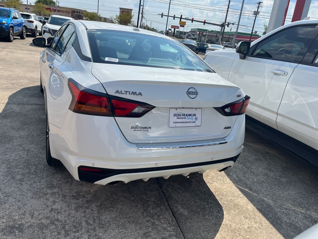 Used 2023 White Nissan 2.5 SV image 4