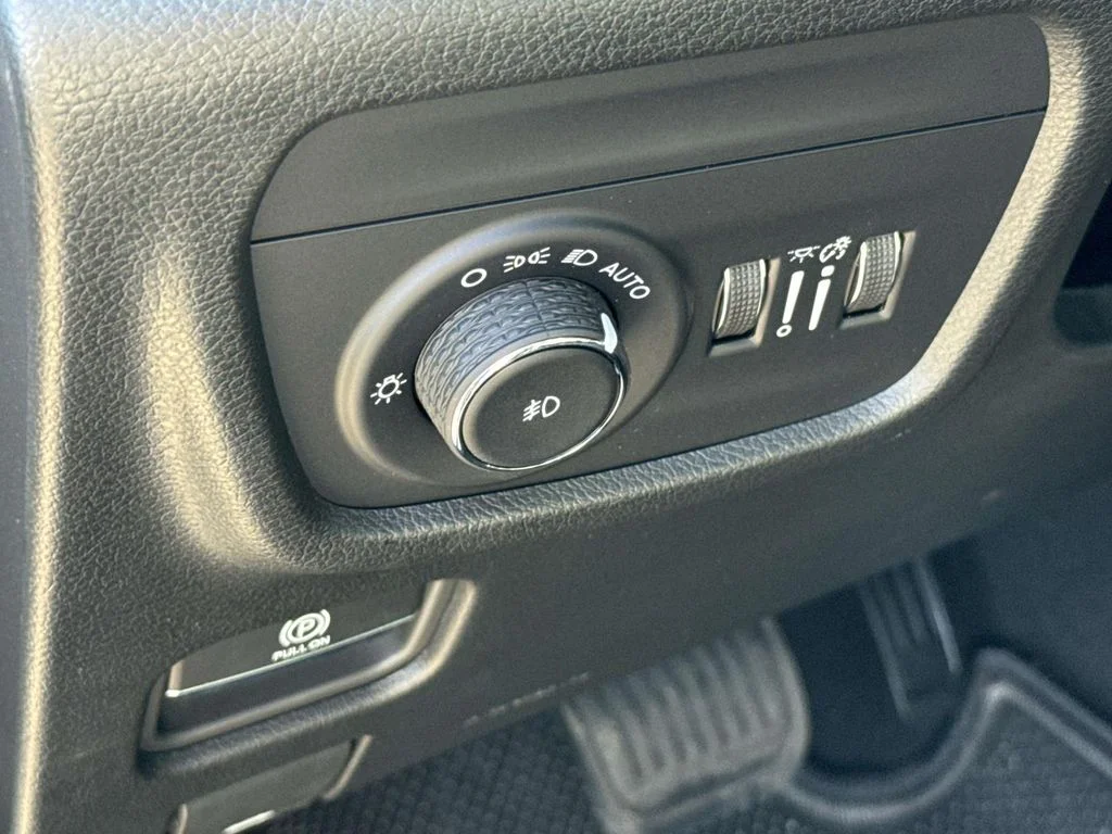 New 2025 White Jeep Overland image 27
