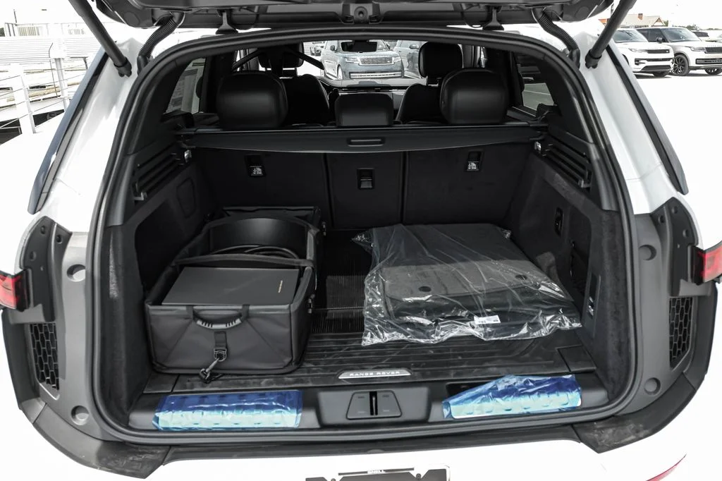 New 2026 Fuji White Land Rover Dynamic SE image 39
