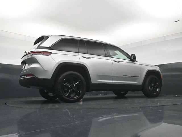 New 2026 Silver Zynith Exterior Paint Jeep Limited image 24