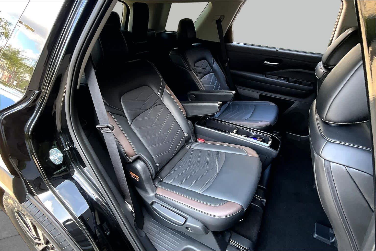 Used 2025 Super Black Nissan Platinum image 21