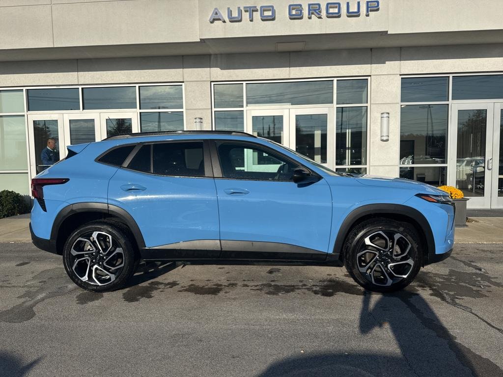 2024 Chevrolet Trax photo 2