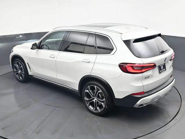 Used 2023 White BMW sDrive40i image 33