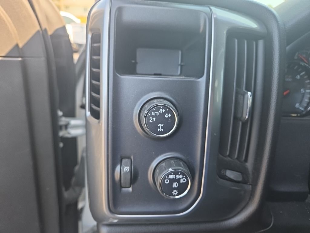 Used 2014 Silver Chevrolet LT image 9