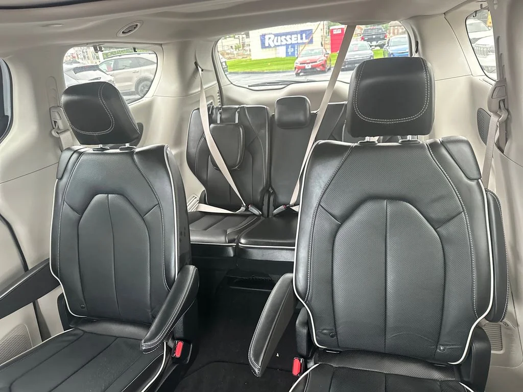 Used 2022 Bright White Clearcoat Chrysler Limited image 26
