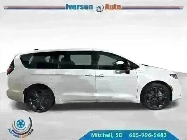 New 2026 Bright White Clear-Coat Exterior Paint Chrysler  image 9