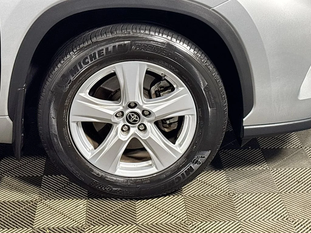 Used 2022 Silver Toyota L image 22