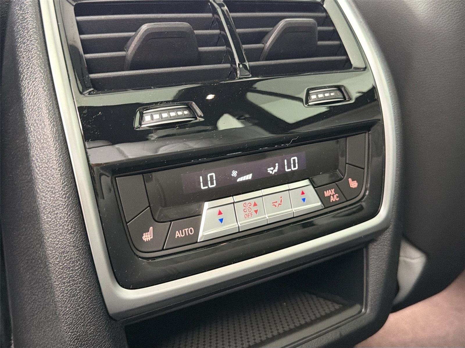 New 2026 Mineral White Metallic BMW xDrive40i image 23