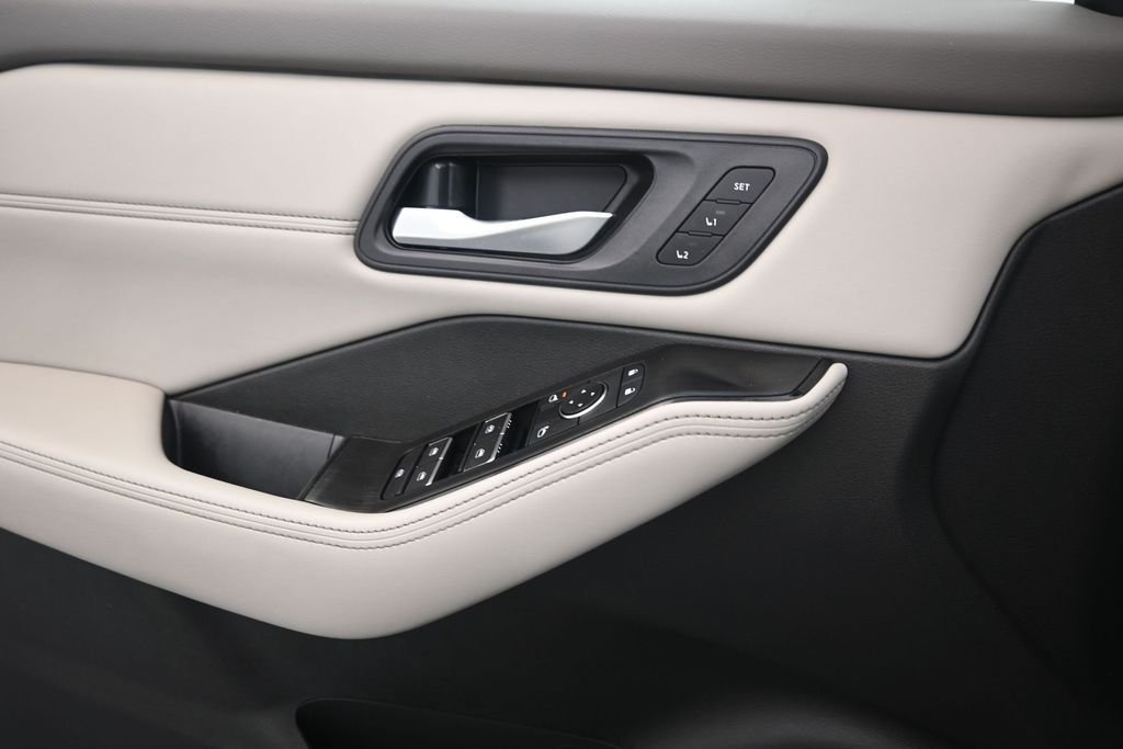 Used 2023 Pearl White Nissan SL image 15