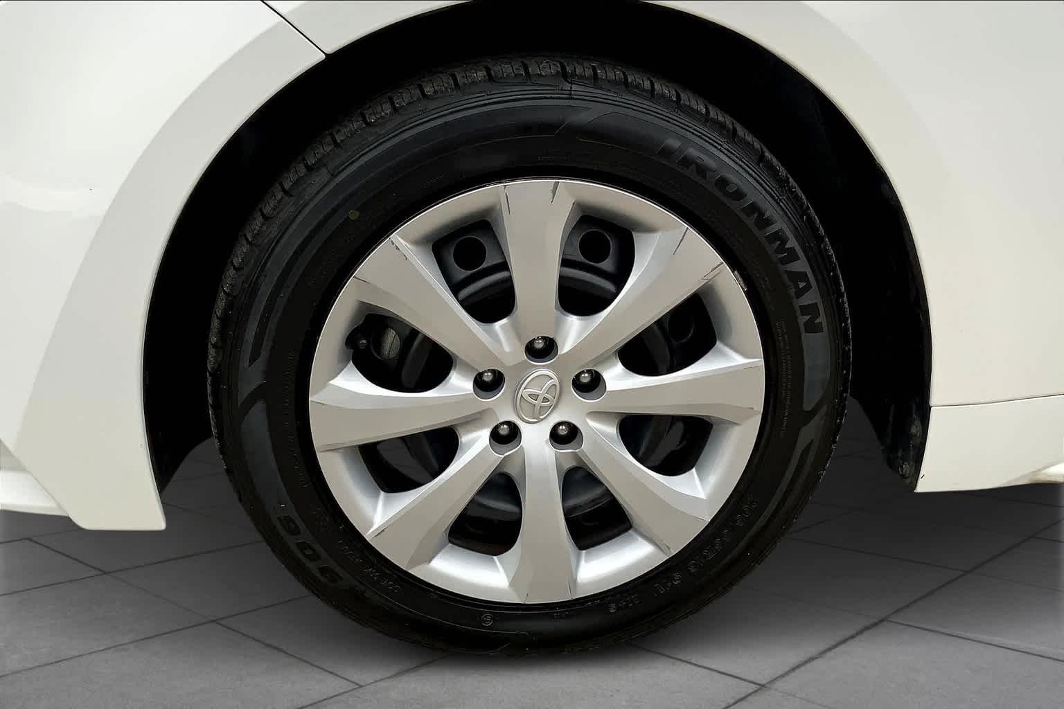 Used 2022 White Toyota LE image 11