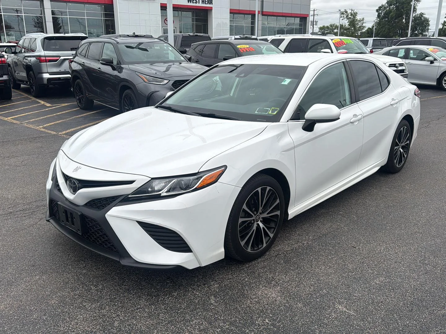 Used 2020 Super White Toyota SE image 3