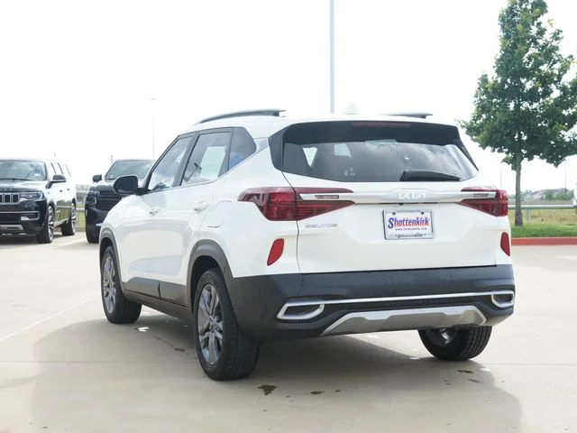 Used 2023 White Kia S image 7