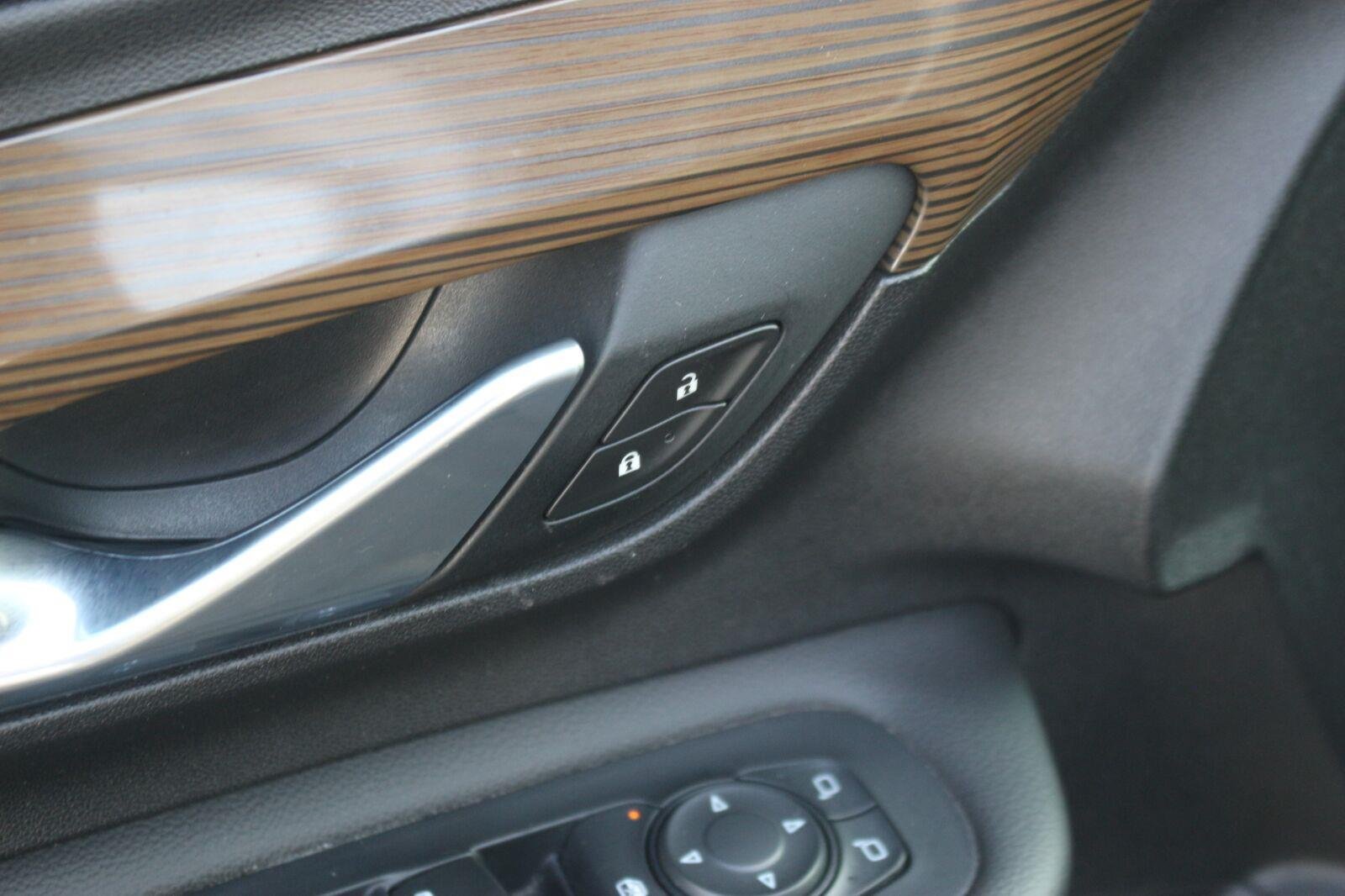 Used 2020 EBONY TWILIGHT METALLIC GMC SLE image 13