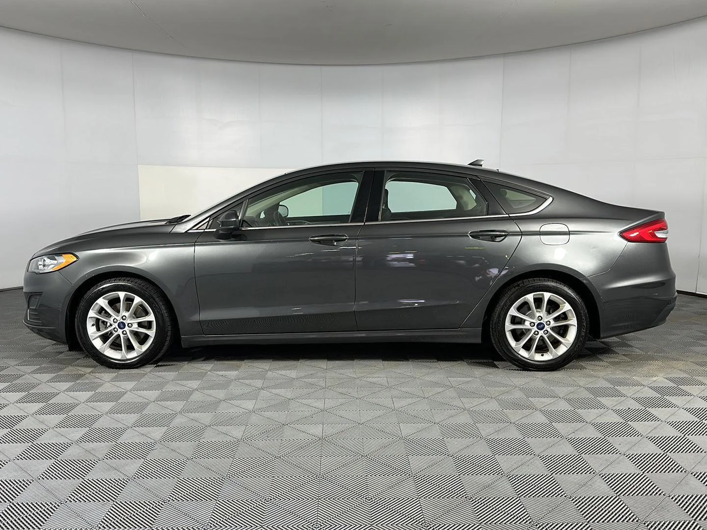 Used 2020 Magnetic Ford SE image 4