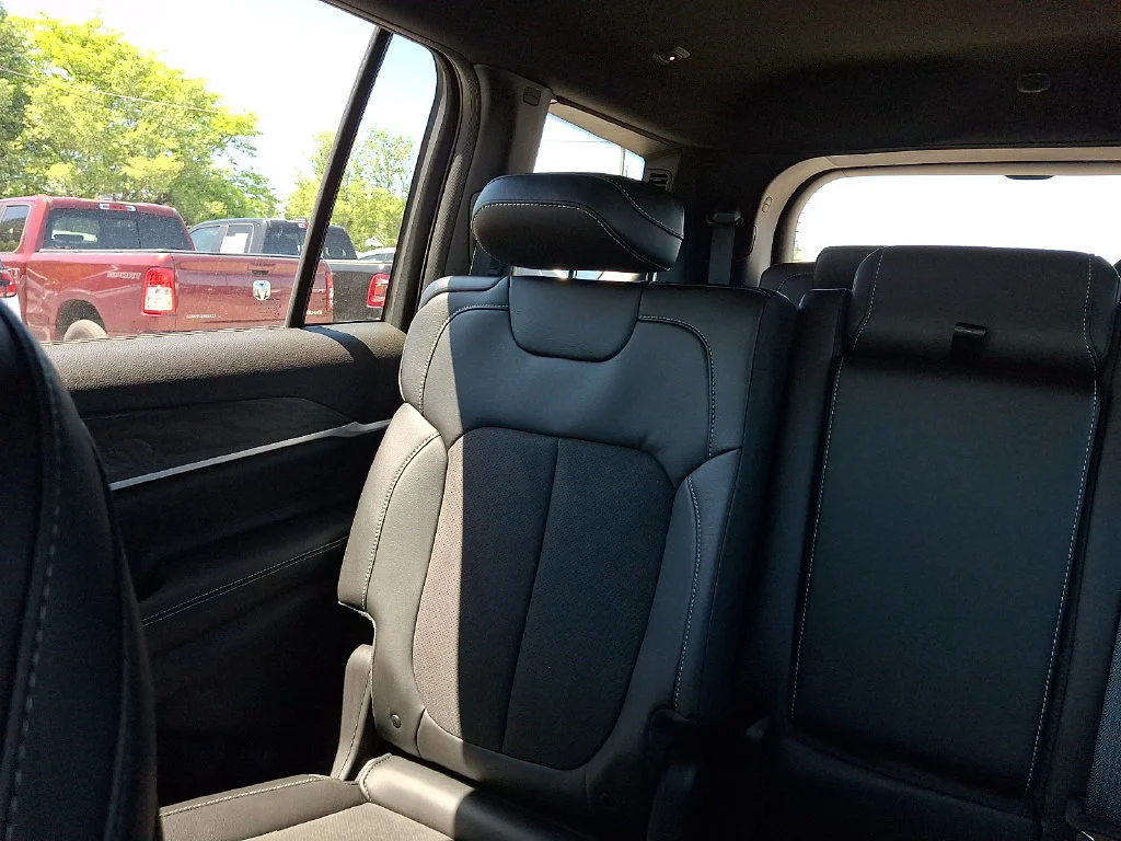 New 2026 Bright White Clear-Coat Exterior Paint Jeep Laredo Altitude image 13