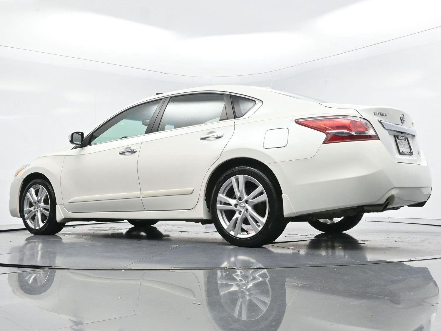 Used 2013 Pearl White Nissan 3.5 SL image 44