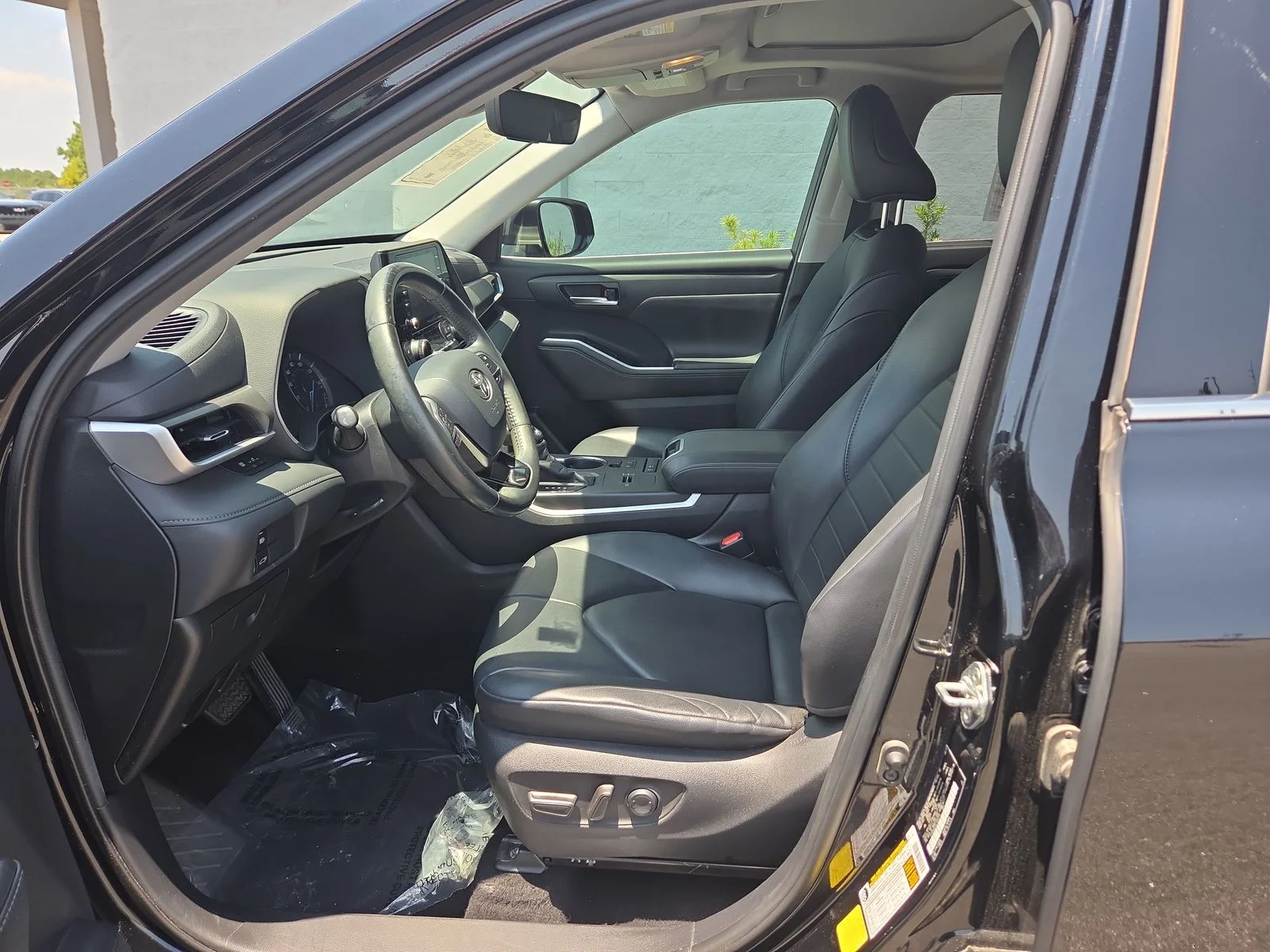 Used 2020 Midnight Black Metallic Toyota XLE image 10