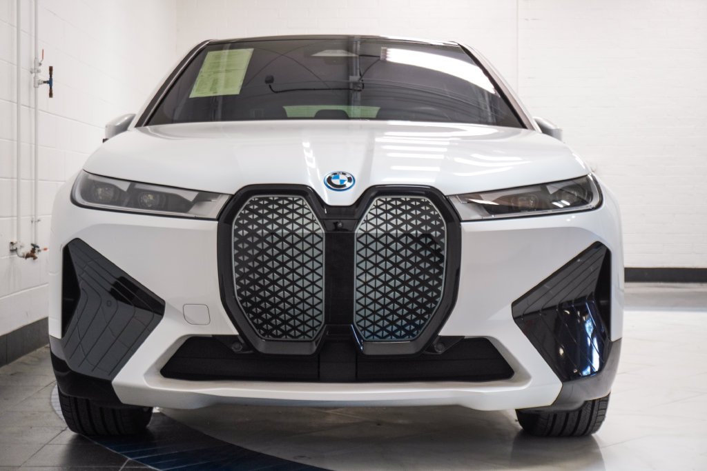 Used 2024 White BMW xDrive50 image 30