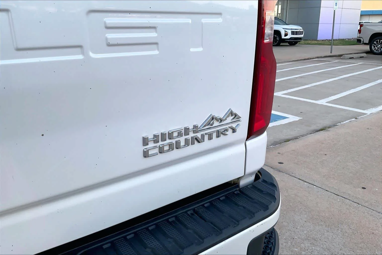 Used 2022 Iridescent Pearl Tricoat Chevrolet High Country image 9