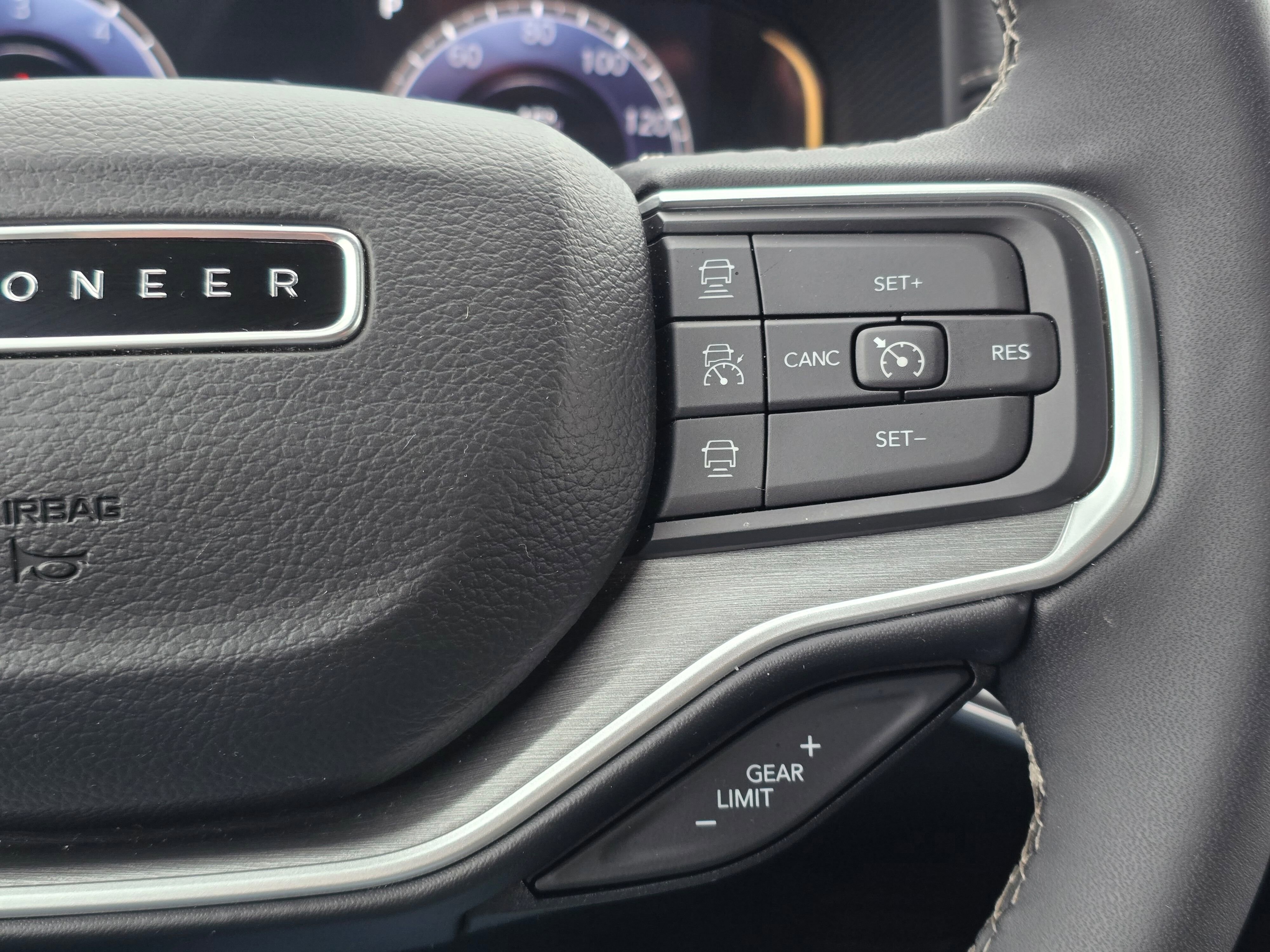 Used 2025  Jeep NA image 31