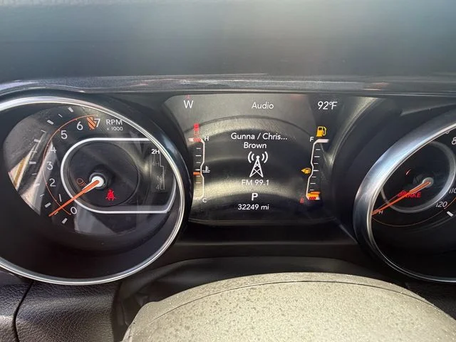 Used 2022 White Jeep Altitude image 21