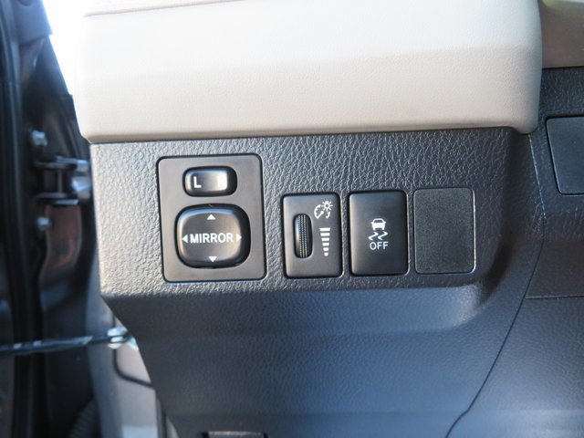 Used 2015  Toyota LE image 31