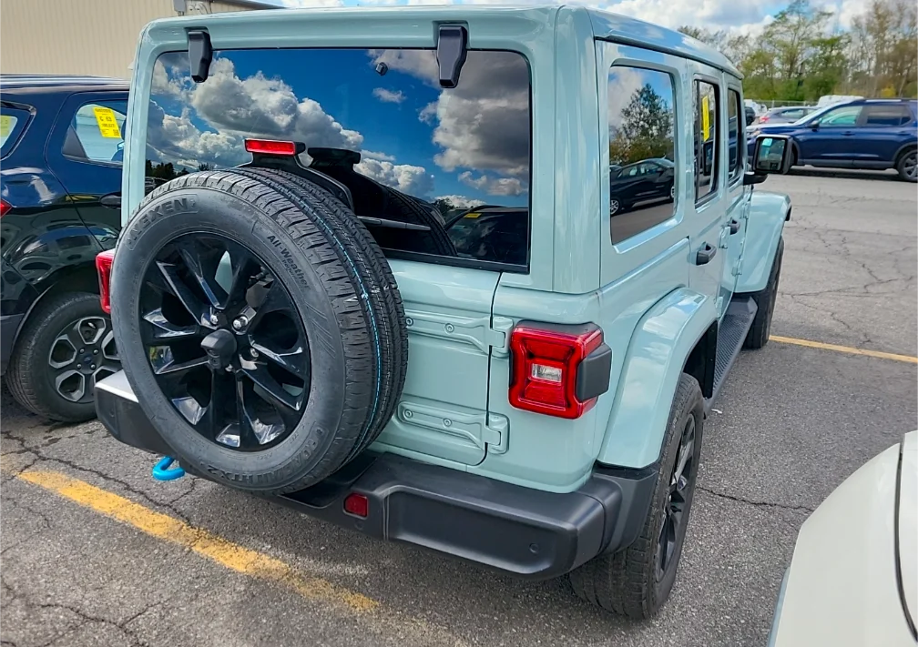 Used 2024  Jeep Sahara 4xe image 10