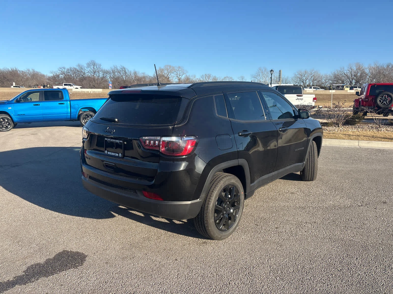 New 2026 Diamond Black Crystal Pearlcoat Jeep Latitude Altitude image 9